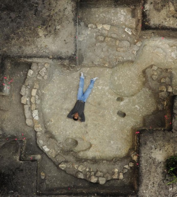A round structure uncovered at Ceibal, from about 500 B.C.(Photo: Takeshi Inomata)